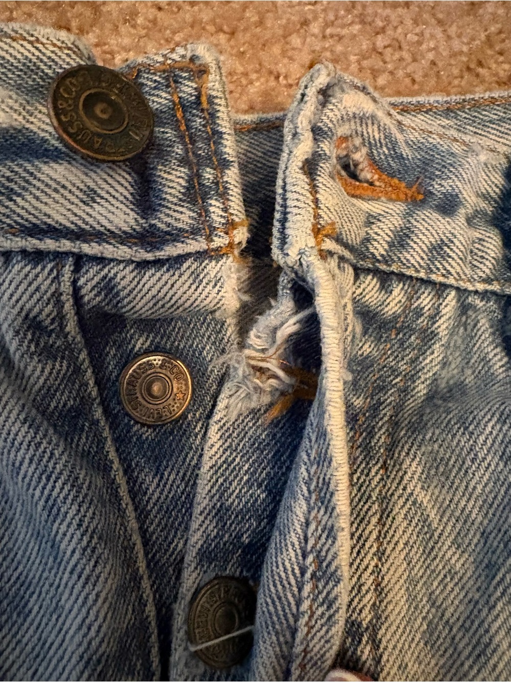 Levi’s Light Wash Button Fly Cutoff Denim Shorts Distressed Raw Hem-FLAW - Picture 5 of 6
